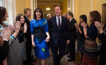 Cameron y su mujer tras conocerse su victoria electoral. (Stefan ROUSEAU / AFP)