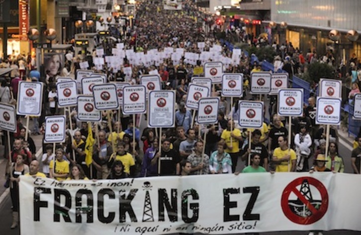 Multitudinaria manifestación contra el fracking celebrada en Gasteiz (Raul BOGAJO / ARGAZKI PRESS)