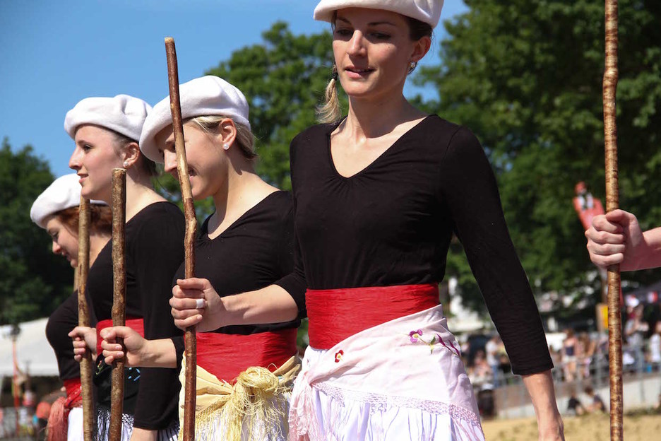 [BIDEOA] Bestak eta aldarrikapenek bat egin dute Senperen ospatzen ari den #HerriUrrats-en 