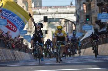 Viviani eta Holfman helmugan. (via twitter @giroditalia)