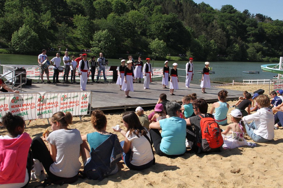 Les groupes de danse se sont succédés sur le scène du site HorDantza. © Aurore LUCAS