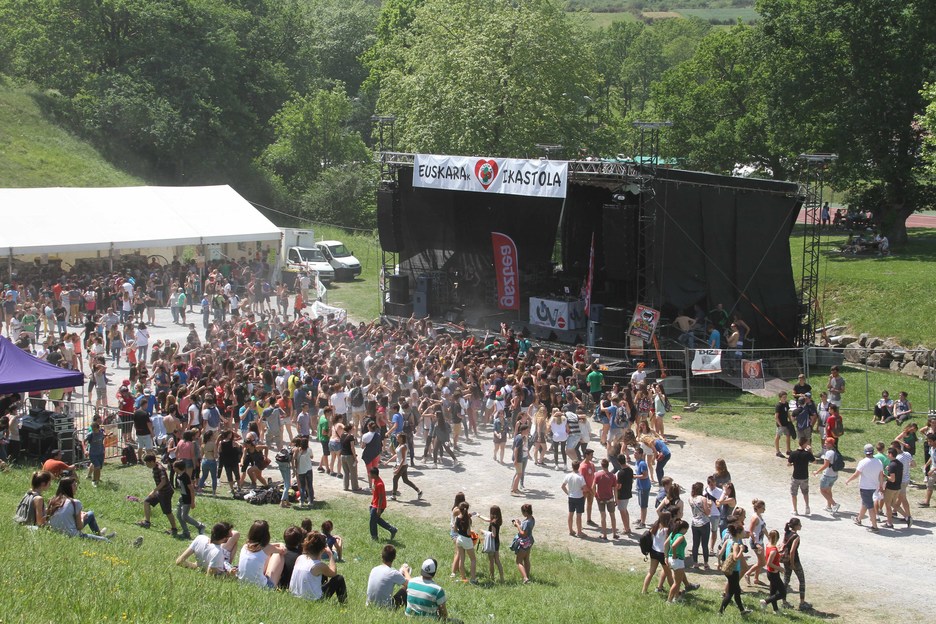 Egunean zehar talde ezberdinek kontzertuak eskaini dituzte.