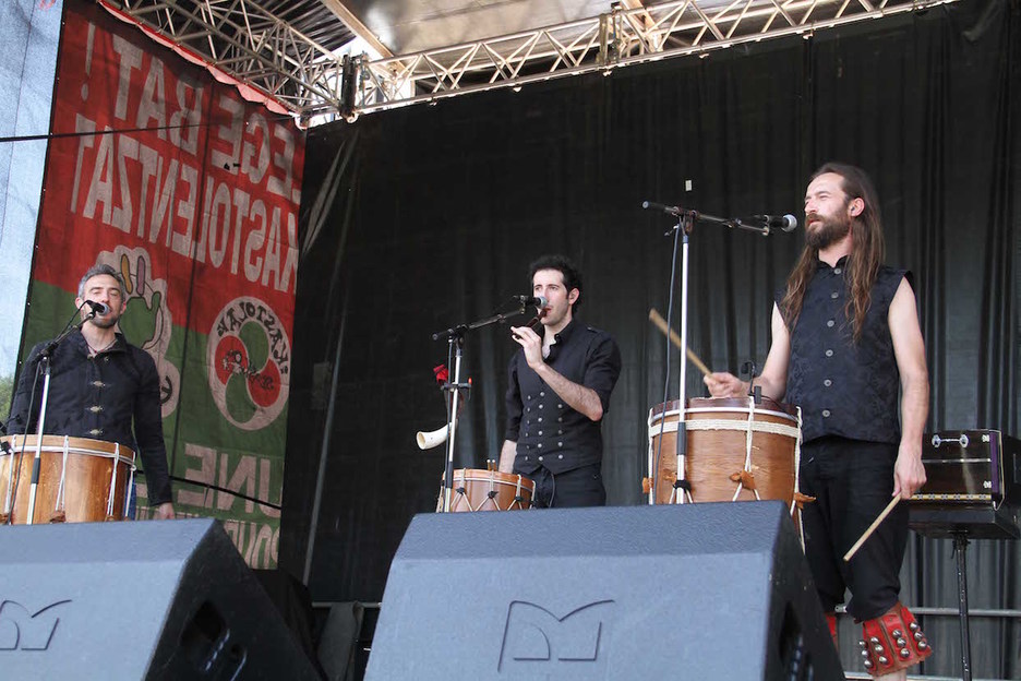 Egunean zehar talde ezberdinek kontzertuak eskaini dituzte.