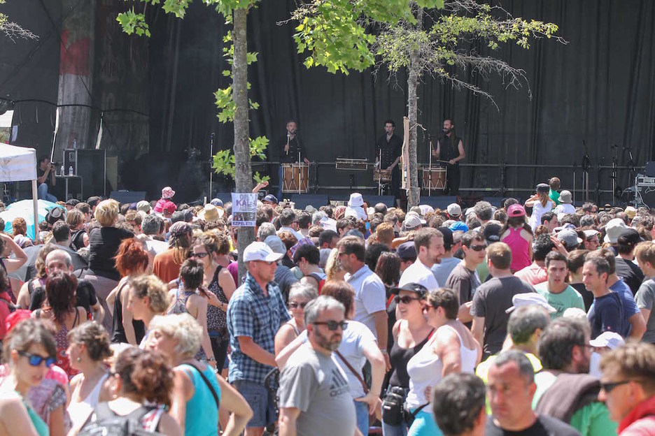 Egunean zehar talde ezberdinek kontzertuak eskaini dituzte.