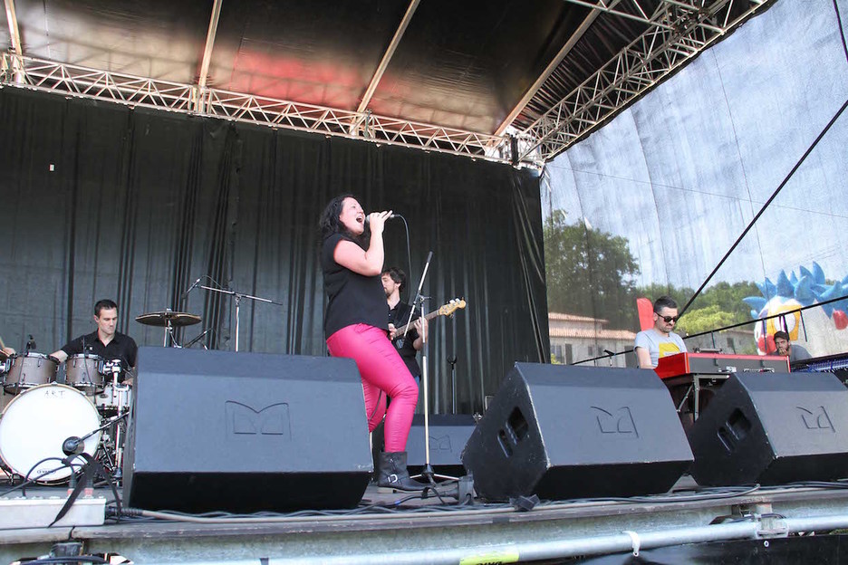 Egunean zehar talde ezberdinek kontzertuak eskaini dituzte.