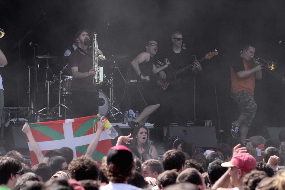 Egunean zehar talde ezberdinek kontzertuak eskaini dituzte.