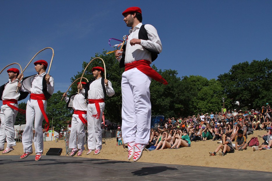 Les groupes de danse se sont succédés sur la scène du site HorDantza (©Aurore Lucas)
