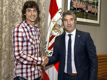 Ander Iturraspe jokalaria eta Josu Urrutia, Athleticeko presidentea, Ibaiganen. (ATHLETIC-CLUB.NET)
