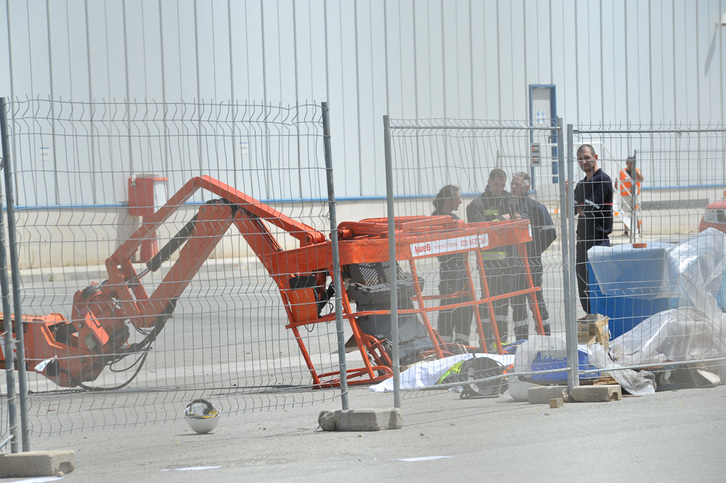 Los dos trabajadores han fallecido tras precipitarse de una gran altura. (Idoia ZABALETA / ARGAZKI PRESS)