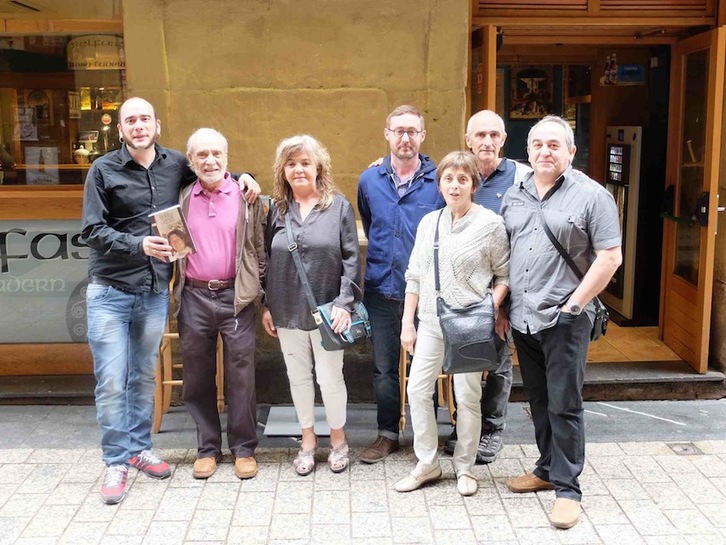 Liburuaren aurkezpenean parte hartu duten kideak.  TXALAPARTA