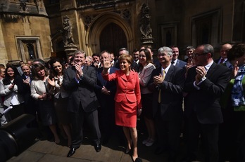 Nicola Sturgeon junto a los Miembros del Parlamento británico del SNP. (Ben STANSALL / AFP)