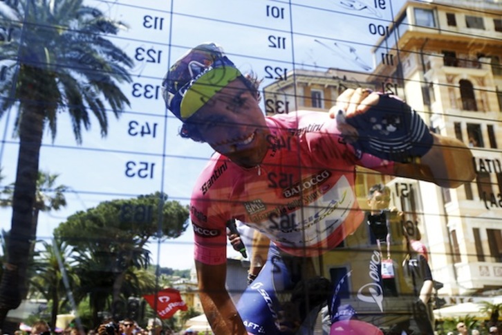 El ganador Matthews, en el control de firmas antes de la etapa. (Luk BENIES / AFP)