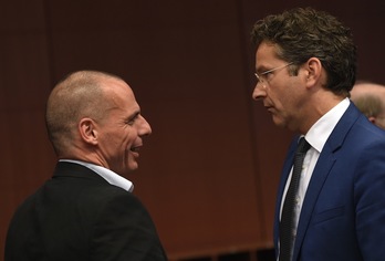El ministro griego de Finanzas, Yanis Varoufakis, conversa con el presidente del Eurogrupo, el holandés Jeroen Dijsselbloem. (Emmanuel DUNAND / AFP) 