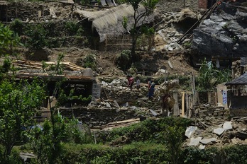 Imagen tomada al noroeste de Katmandú ayer, donde se observan los daños del seísmo del 25 de abril. (Prakash MATHEMA / AFP)