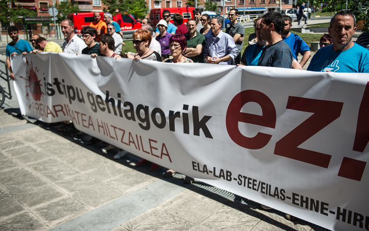 Funeseko langileen heriotzen aurrean protesta Iruñean. (Jagoba MANTEROLA / ARGAZKI PRESS)