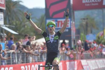 El joven Davide Formolo celebra su victoria. (@giroditalia)