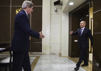 Kerry y Putin se disponen a saludarse. (Joshua ROBERTS / AFP)