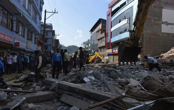 Edificios en ruinas en Kathmandú. (Prakash MATHEMA / AFP)