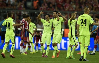 Los jugadores del Barcelona celebran el pase a la final. (Patrik STOLLARZ / AFP) 