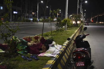 Dos nepalíes, durmiendo en las calles de Katmandú. (Roberto SCHMIDT/AFP PHOTO)