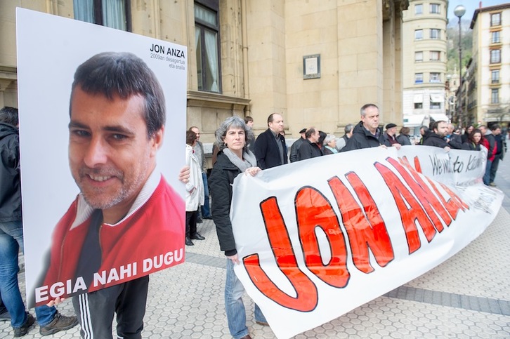 Anzaren senideek Parisen helegitea aurkeztu zuten egunean kontzentrazioa egin zuten Donostiako Bulebarrean. (Juan Carlos RUIZ/ARGAZKI PRESS)