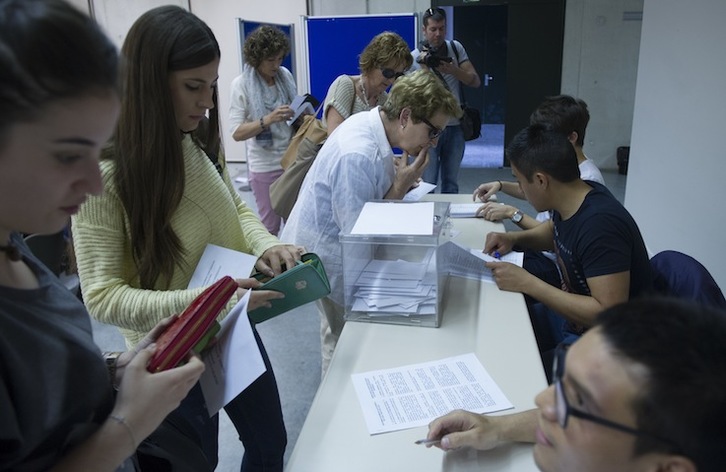 Votaciones en el campus de la UPNA. (Jagoba MANTEROLA / ARGAZKI PRESS)
