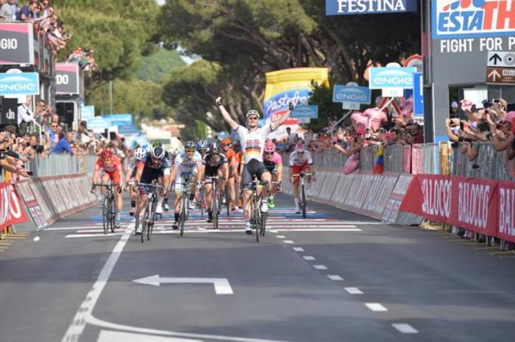 El alemán André Greipel ha sido el primero en cruzar la línea de meta. (@giroditalia)