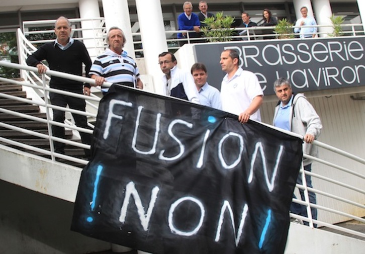 Pancarta colocada en el acceso a la sede del Aviron. (Bob EDME)