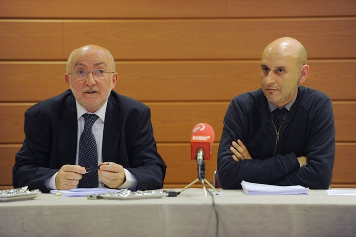 El abogado Kepa Landa y el presidente de Karrantza Haraneko, Patxi García. (ARGAZKI PRESS)