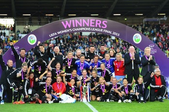 Jugadoras y cuerpo técnico del Frankfurt celebran su cuarto título. (John MACDOUGALL / AFP)