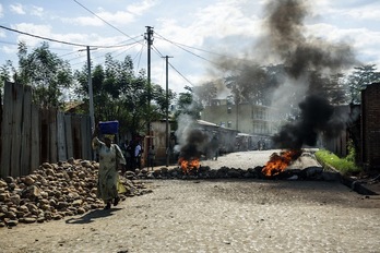 Una Barricada en Bujumbura, capital de Burundi. (Jennifer HUXTA / AFP)