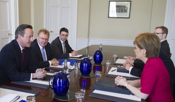 Camero y Sturgeon, durante su reunión en la ‘Bute House’ de Edimburgo. (Jane BARLOW / AFP) 
