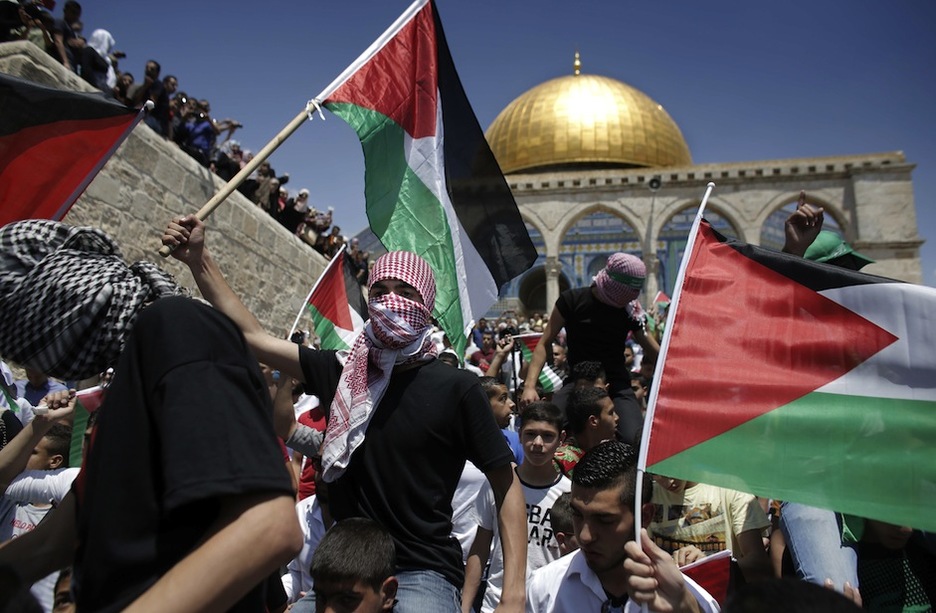 Manifestación junto a la mezquita de Al Aqsa. (Ahmad GHARABLI / AFP)