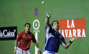 Julen Retegi pilota astintzen artxiboko irudi batean (Jagoba MANTEROLA /ARGAZKI PRESS)