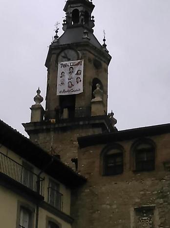 Los solidarios se han colgado en la torre de la Iglesia de San Miguel. (via twitter @AskeGunea)