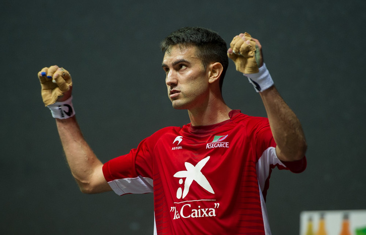 Mikel Urrutikoetxea, garaipena ospatzen. (ARGAZKI PRESS)