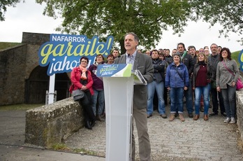 Adolfo Araiz, en Iruñea, junto a candidatos navarros. (Jagoba MANTEROLA/ARGAZKI PRESS)
