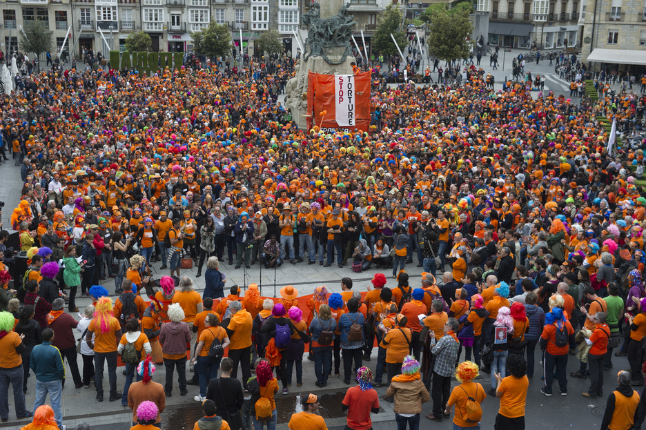 Kantuan ta bertsotan aritu dira manifestazio bukaerako ekitaldian. (Juanan RUIZ / ARGAZKI PRESS) Kantuan ta bertsotan aritu dira manifestazio bukaerako ekitaldian. (Juanan RUIZ / ARGAZKI PRESS)
