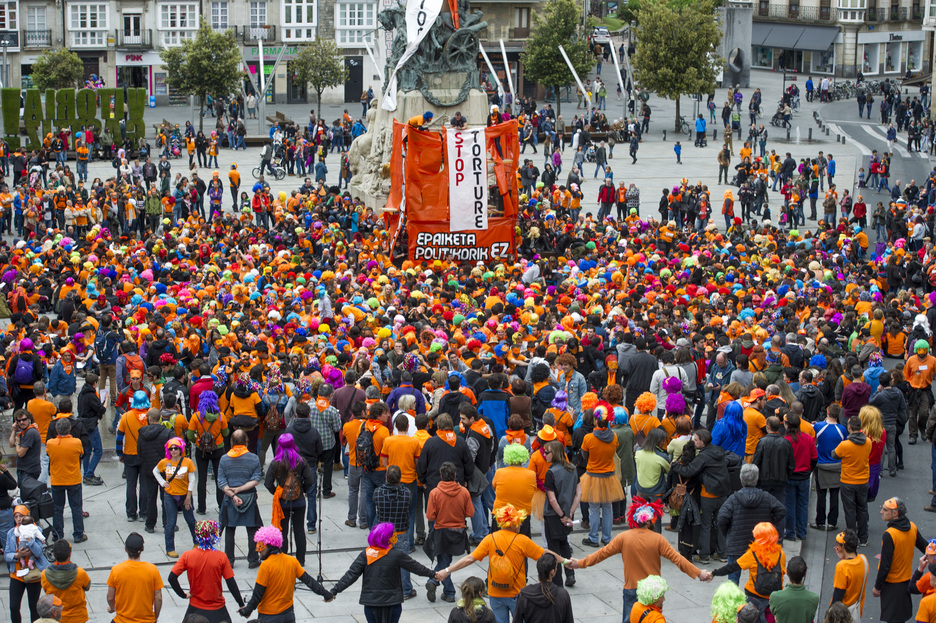 Herri harresia irudikatu dute manifestazio bukaeran. (Juanan RUIZ / ARGAZKI PRESS) Herri harresia irudikatu dute manifestazio bukaeran. (Juanan RUIZ / ARGAZKI PRESS)