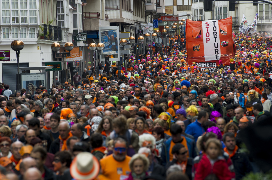 Jendetza batu da Andra Mari Zuriaren plazan. (Juanan RUIZ / ARGAZKI PRESS) Jendetza batu da Andra Mari Zuriaren plazan. (Juanan RUIZ / ARGAZKI PRESS)