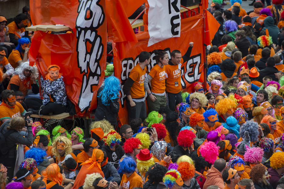 Aiala Zaldibar, Ibon Esteban e Igarki Robles en el muro popular. (Juanan RUIZ / ARGAZKI PRESS)