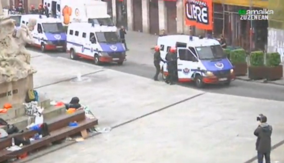 Egunak argitu bezain pronto iritsi da Ertzaintza Gasteizko Andre Mari Zuriaren plazara. (TWITTER) Egunak argitu bezain pronto iritsi da Ertzaintza Gasteizko Andre Mari Zuriaren plazara. (TWITTER)