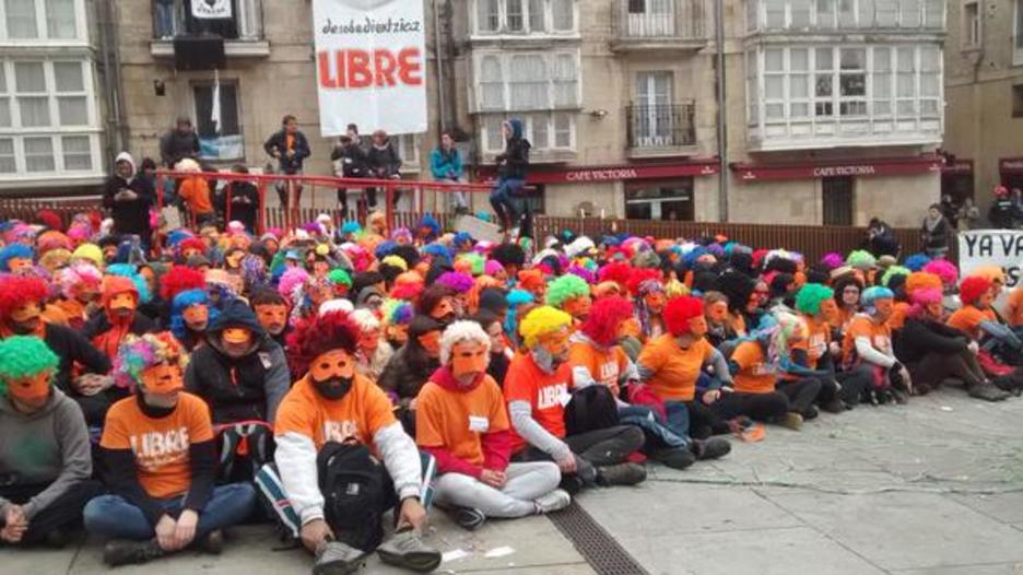 Ertzaintza agertu ahala osatu dute herri harresia Andre Mari Zuriaren plazan. (TWITTER) Ertzaintza agertu ahala osatu dute herri harresia Andre Mari Zuriaren plazan. (TWITTER)