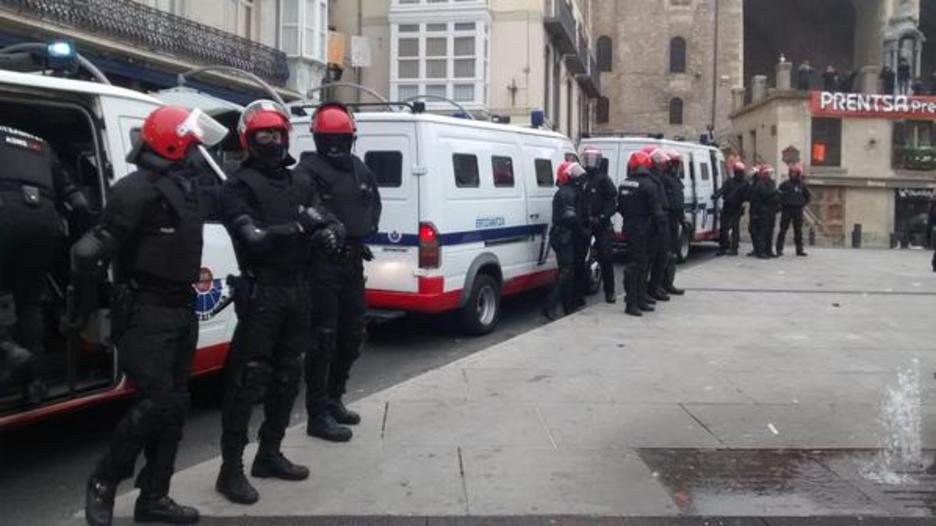 Dozenaka ertzain bertaratu dira gazteak atxilotzera. (TWITTER) Dozenaka ertzain bertaratu dira gazteak atxilotzera. (TWITTER)