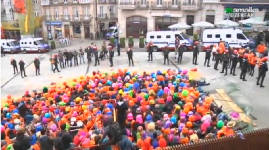 Gazteak eta ertzainak, parez-pare. (TWITTER) Gazteak eta ertzainak, parez-pare. (TWITTER)