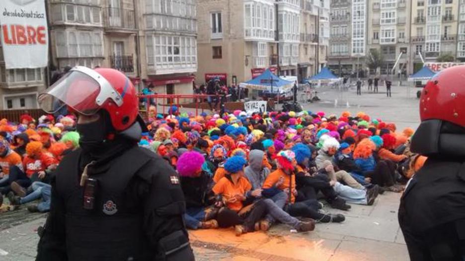 Pintura laranjaz busti dira hainbat gazte. (TWITTER) Pintura laranjaz busti dira hainbat gazte. (TWITTER)