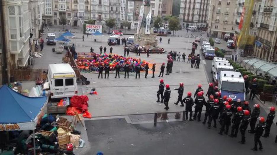 Gazteak inguratu eta herri harresia «desegiten» hasi da Ertzaintza. (TWITTER) Gazteak inguratu eta herri harresia «desegiten» hasi da Ertzaintza. (TWITTER)