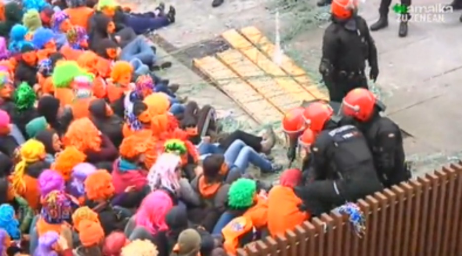 Bortizki ekin dio Ertzaintzak herri harresia «desegiteari». (TWITTER) Bortizki ekin dio Ertzaintzak herri harresia «desegiteari». (TWITTER)