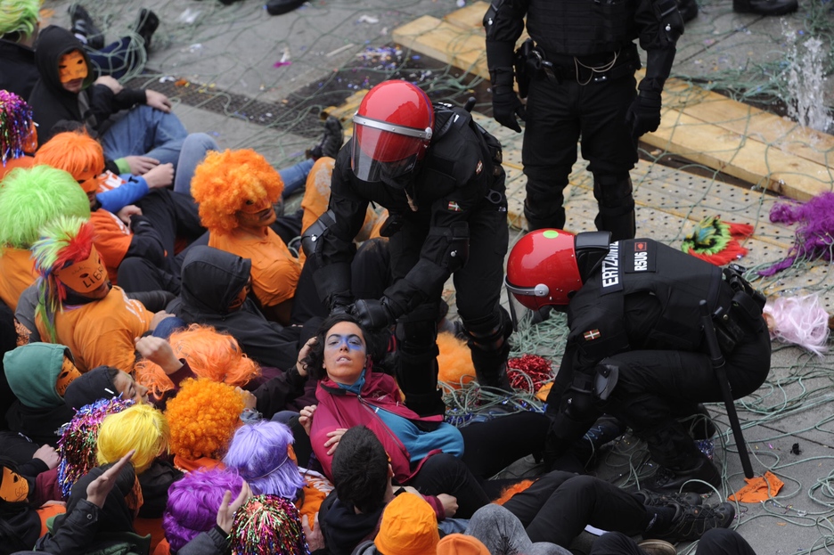 Ertzaintza, herri harresiaren aurka. (ARGAZKI PRESS) Ertzaintza, herri harresiaren aurka. (ARGAZKI PRESS)