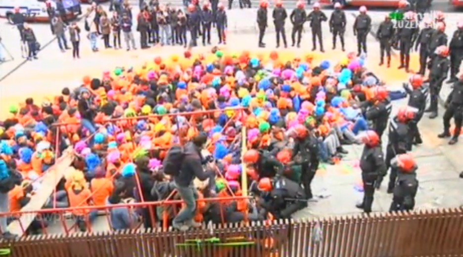 Kazetarientzat aldamio bat jarri dute. (TWITTER) Kazetarientzat aldamio bat jarri dute. (TWITTER)